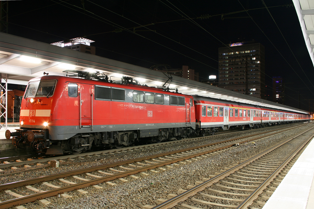 Die 111 114 zieht den RE1 Karnevalszug von Kln nach Dortmund aus Essen HBF am 07.03.2011