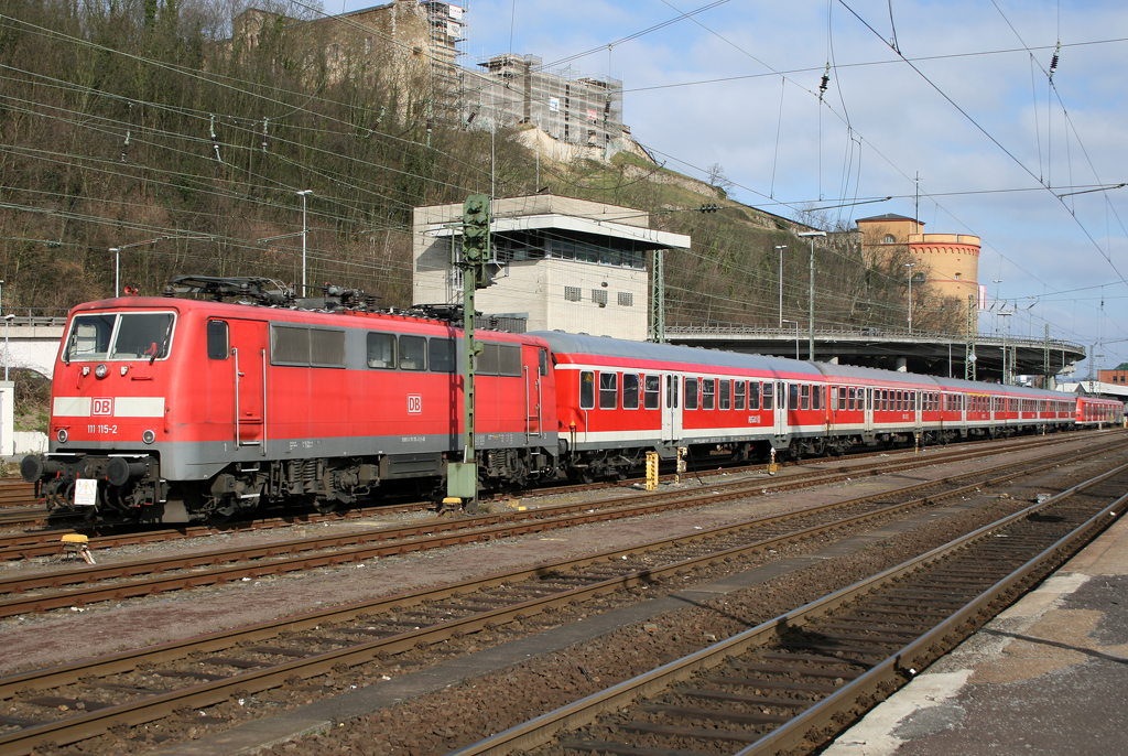 Die 111 115-2 steht mit einem RE aus Frankfurt abgestellt in Koblenz HBF am 06.03.2011