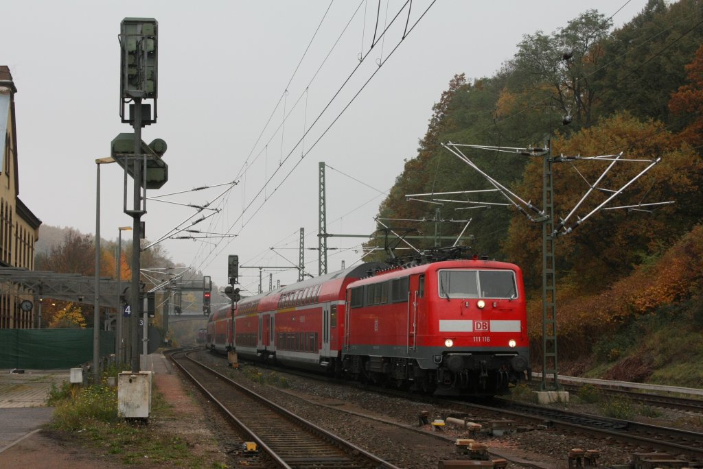 Die 111 116 fuhr am 01.11.2010 durch Stolberg Hbf.