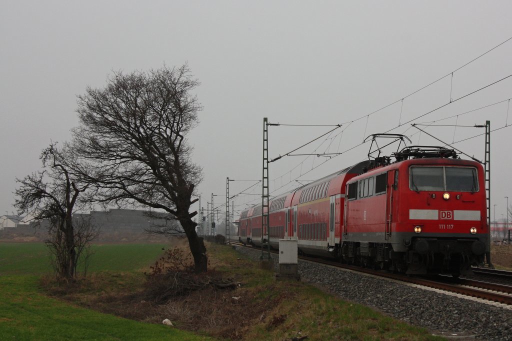 Die 111 117 fuhr am 17.3.12 mit ihrem RE durch Neuss-Allerheiligen.