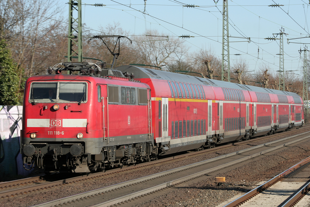 Die 111 118-6 zieht den RE1 von Aachen nach Paderborn durch Dsseldorf Oberbilk am 07.03.2011