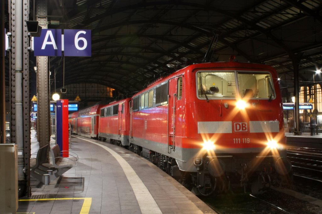 Die 111 119 und die 111 015 wahren am 05.12.2010 in Aachen Hbf vor einem RE9.