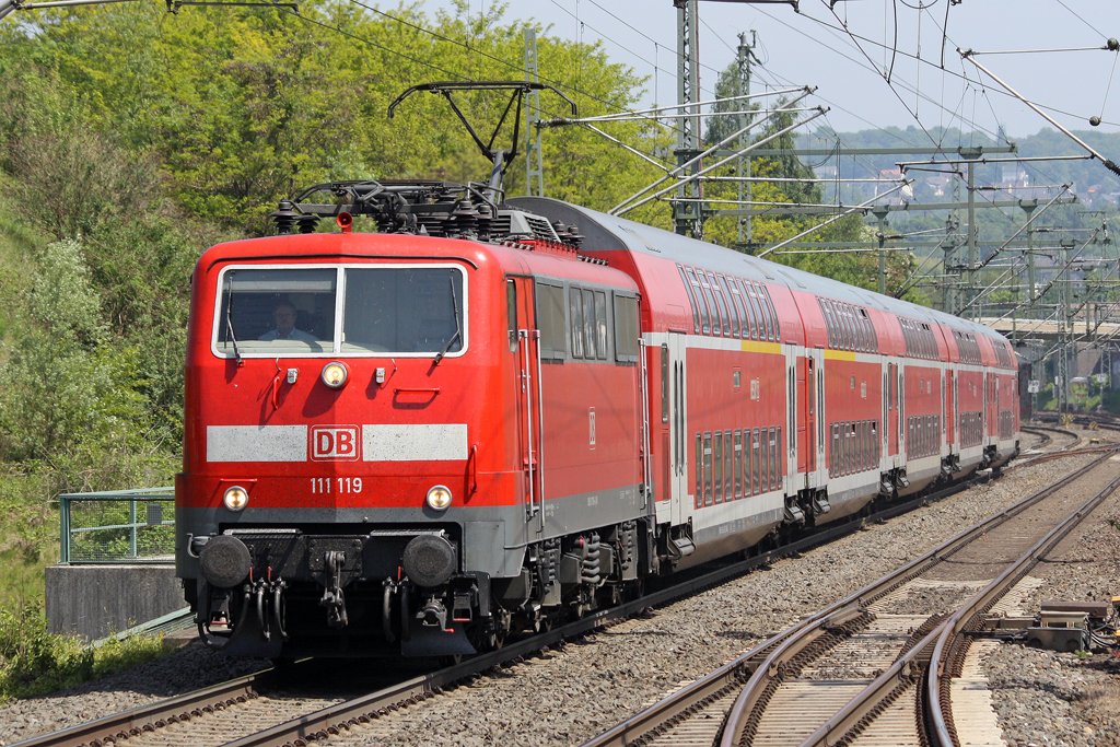 Die 111 119 als RE4 in Wuppertal Vohwinkel am 22,05,10