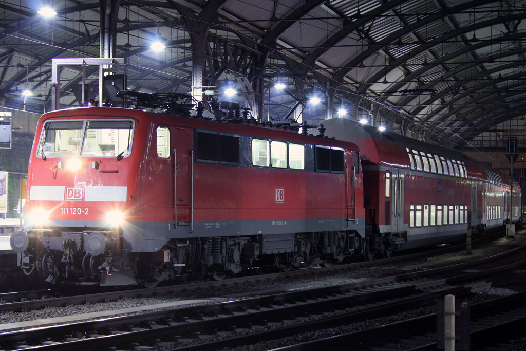 Die 111 120-9 steht mit dem RE9 nach Siegen in Aachen HBF am 06.11.2010