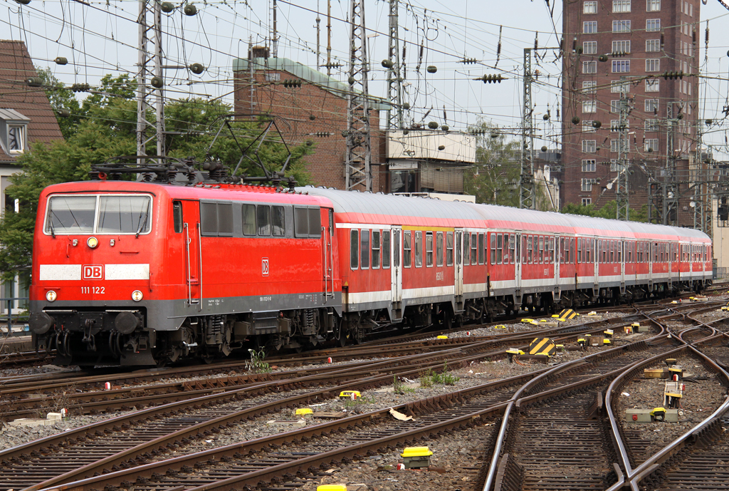 Die 111 122 bei der Bereitstellung der RB48 nach Wuppertal in K�ln HBF am 27.05.2012