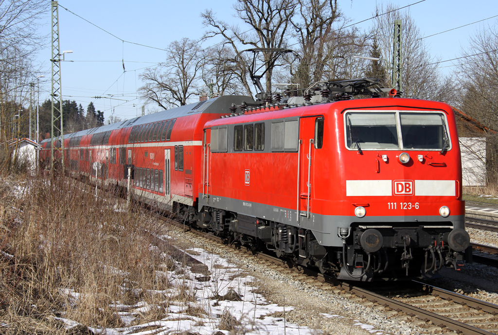 Die 111 123-6 mit RE von Mnchen nach Salzburg in Aling am 05.03.2013