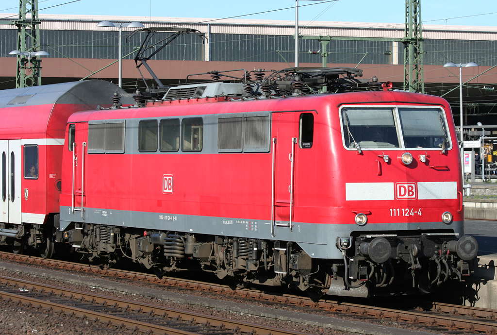 Die 111 124-4 zieht den RE4 aus Dortmund nach Aachen aus Dsseldorf HBF am 16.06.2010
