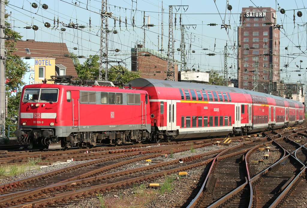 Die 111 126-9 zieht den RE9 aus Aachen nach Gieen in Kln HBF am 05.06.2010