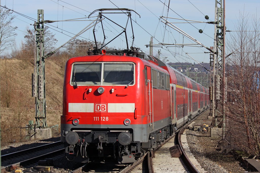 Die 111 128 als RE4 in Wuppertal Vohwinkel am 03,03,10