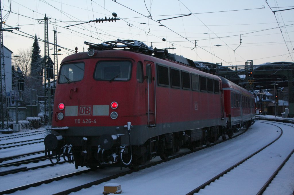 Die 111 146-7 fuhr am Abend des 17.12.2010 mit der 110 490 , 10 n-Wagen und der 110 426 durch den Aachen Hbf.