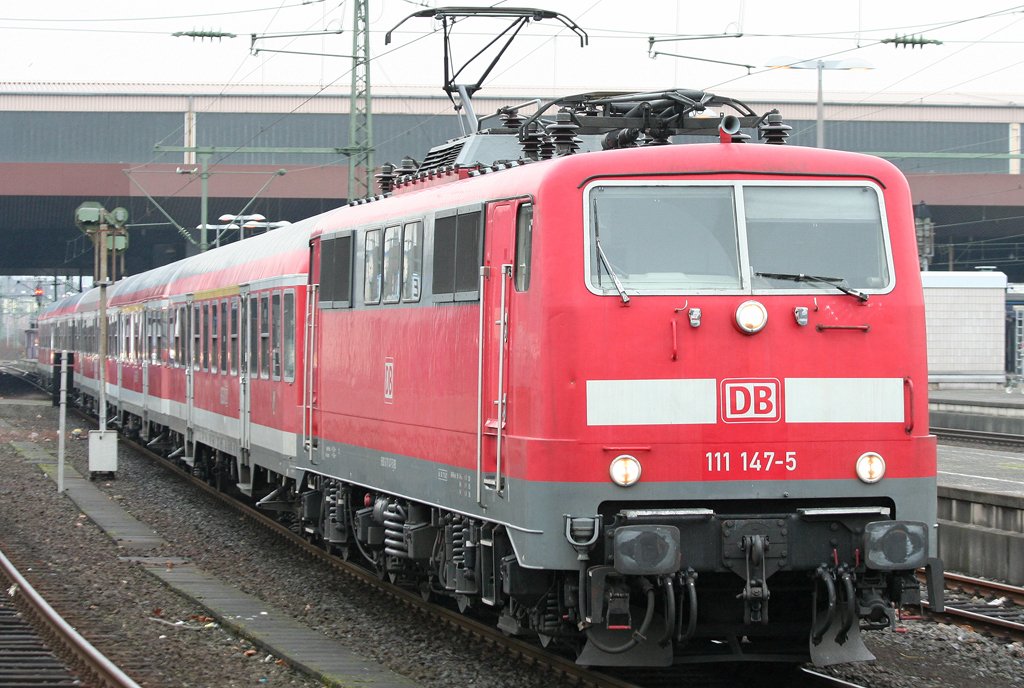 Die 111 147-5 zieht ihren RE4 Verstrker aus Dsseldorf nach Aachen am 05.02.2010