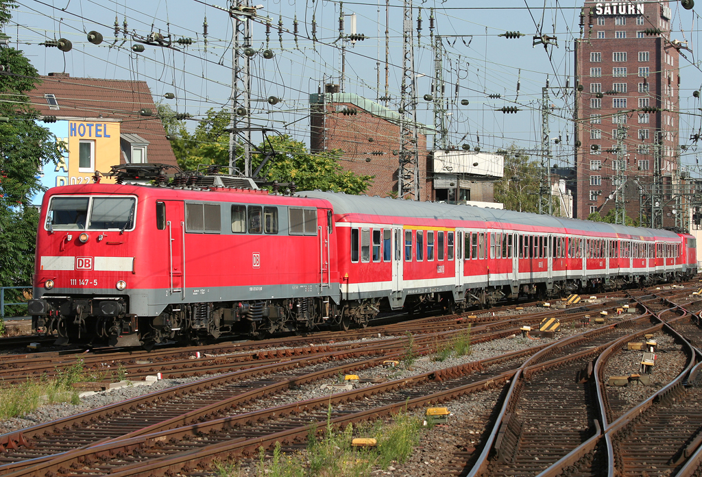 Die 111 147-5 zieht den RE9 aus Aachen mit 111 016 im Schlepp nach Kln Messe/Deutz am 18.07.2010