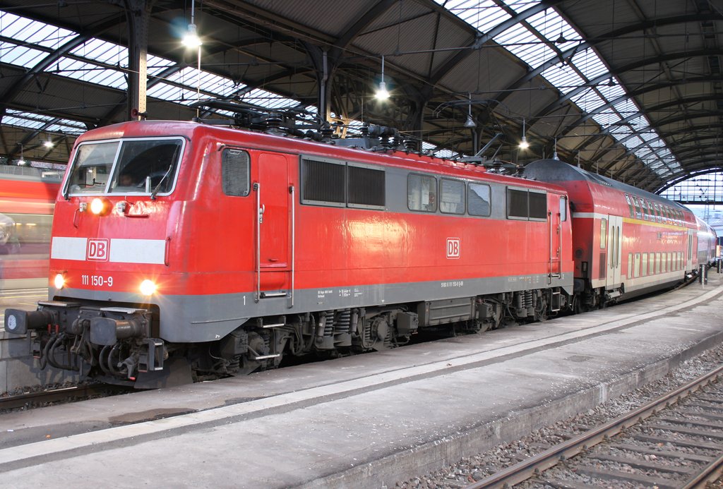 Die 111 150-9 steht mit ihrem RE1 nach Hamm bereit in Aachen HBF am 27. ...
