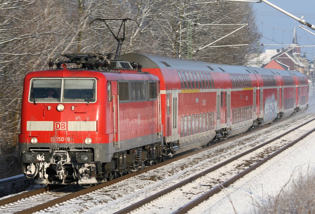 Die 111 150-9 zieht den RE4 im Schnee Richtung Geilenkirchen am 04.01.2010