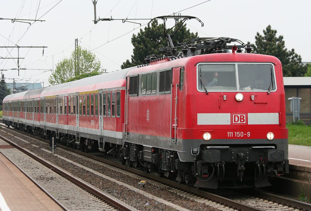 Die 111 150-9 zieht den RE4 Vers�rker von D�sseldorf nach Aachen soeben in Rheydt HBF ein am 11.05.2010 PS: Pech f�r den Tf, hab dich noch erwischt :-P