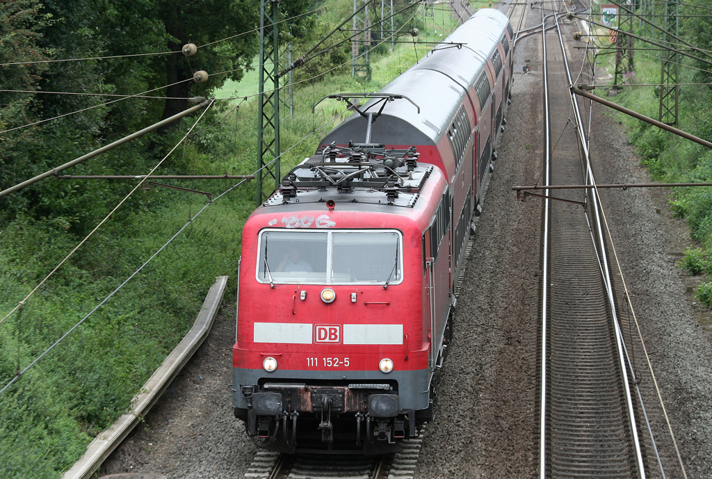 Die 111 152-5 zieht einen RE4 von Dortmund nach Aachen aus Geilenkirchen am 25.08.2010