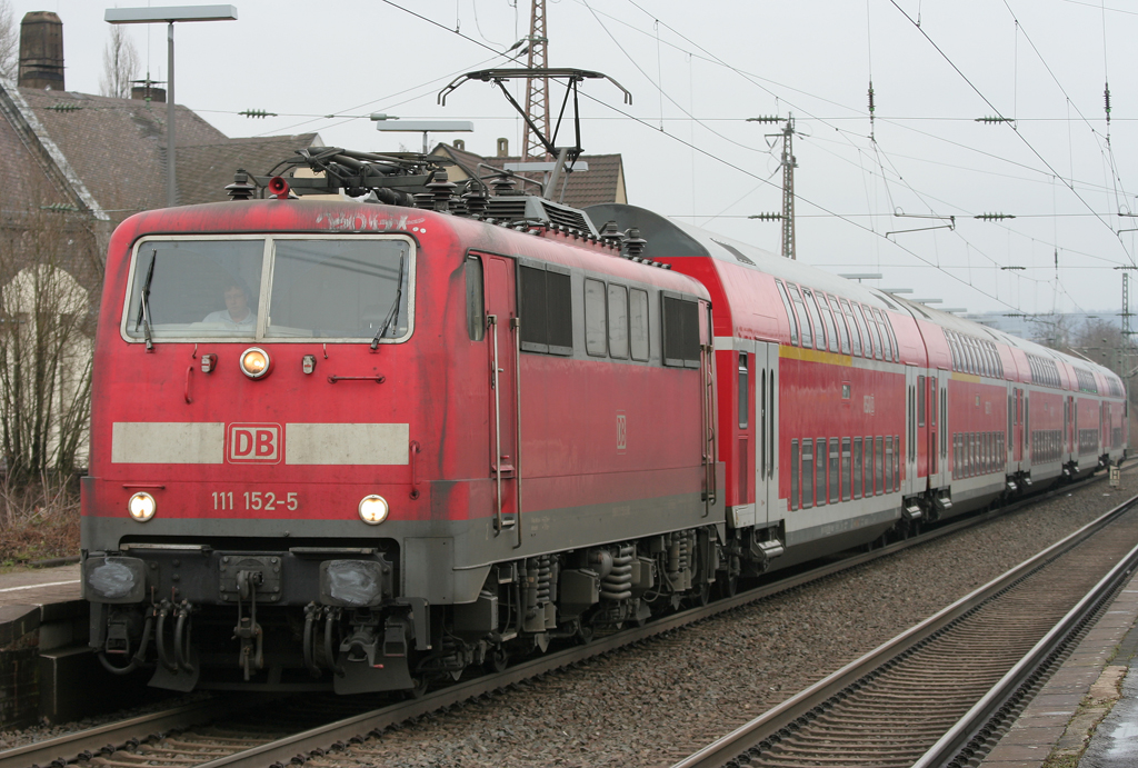 Die 111 152-5 zieht den RE4 von Dortmund nach Aachen aus Wuppertal Vohwinkel weiter Richtung Dsseldorf am 12.02.2011