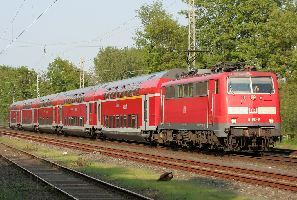 Die 111 152-5 zieht den RE4 von Dortmund nach Aachen in Hckelhoven Baal ein am 21.04.2011