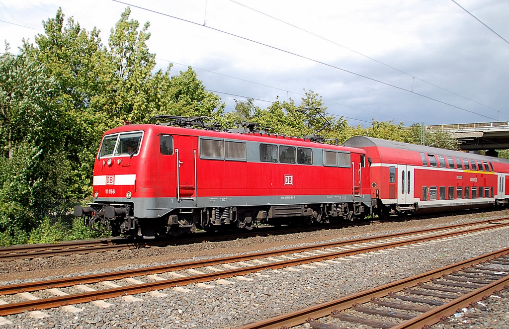 Die 111 156-4 mit RE 4 nach Aachen ist hier bei der Durchfahrt in Korschenbroich zu sehen. Sonntag 17.7.2011