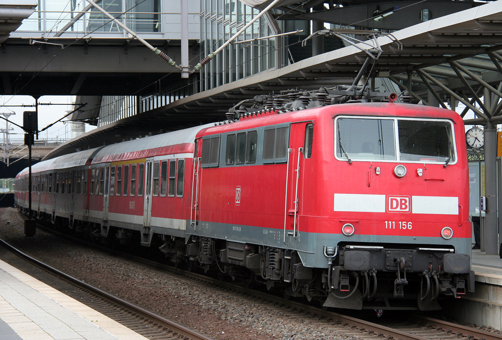 Die 111 156 schiebt ihren RB35 Verstrker von Dsseldorf nach Emmerich in Dsseldorf Flughafen ein am 16.07.2011 