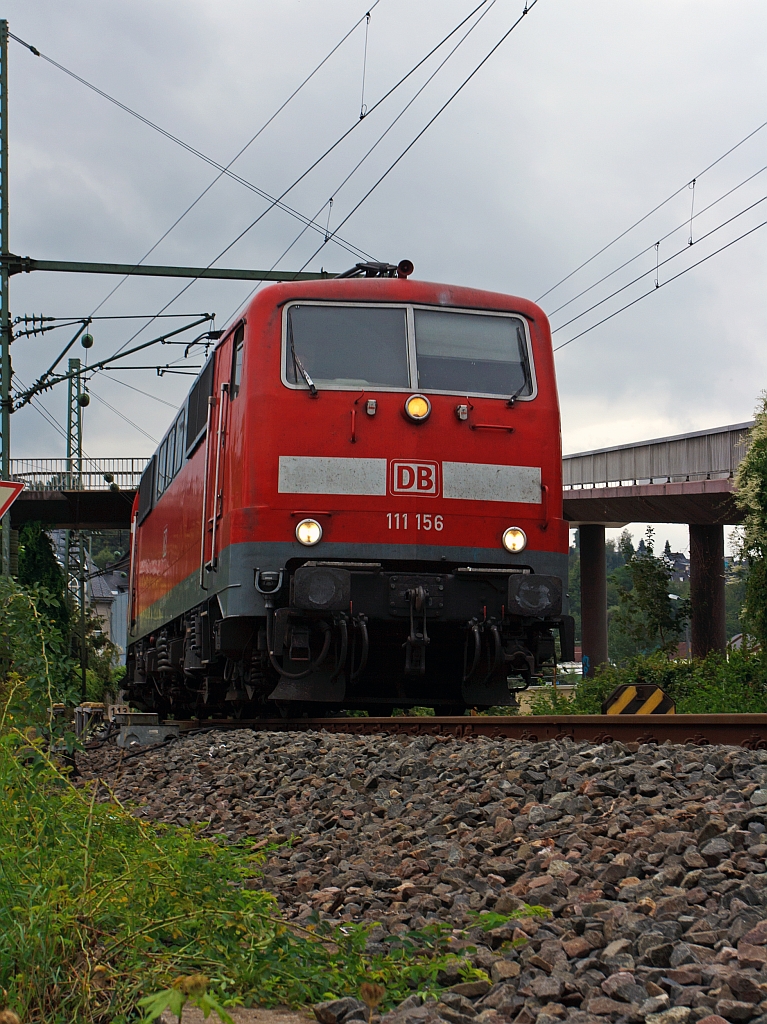 Die 111 156 zieht den RE 9 (Rhein-Sieg-Express) Aachen - Kln - Siegen am 15.09.2012 weiter Bahnhof Betzdorf/Sieg in Richtung Siegen. 