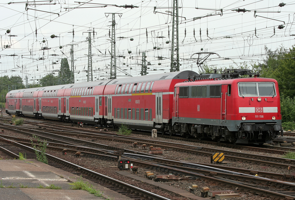 Die 111 156 zieht den RE4 von Dortmund nach Aachen in Mnchenglad HBF ein am 17.06.2011