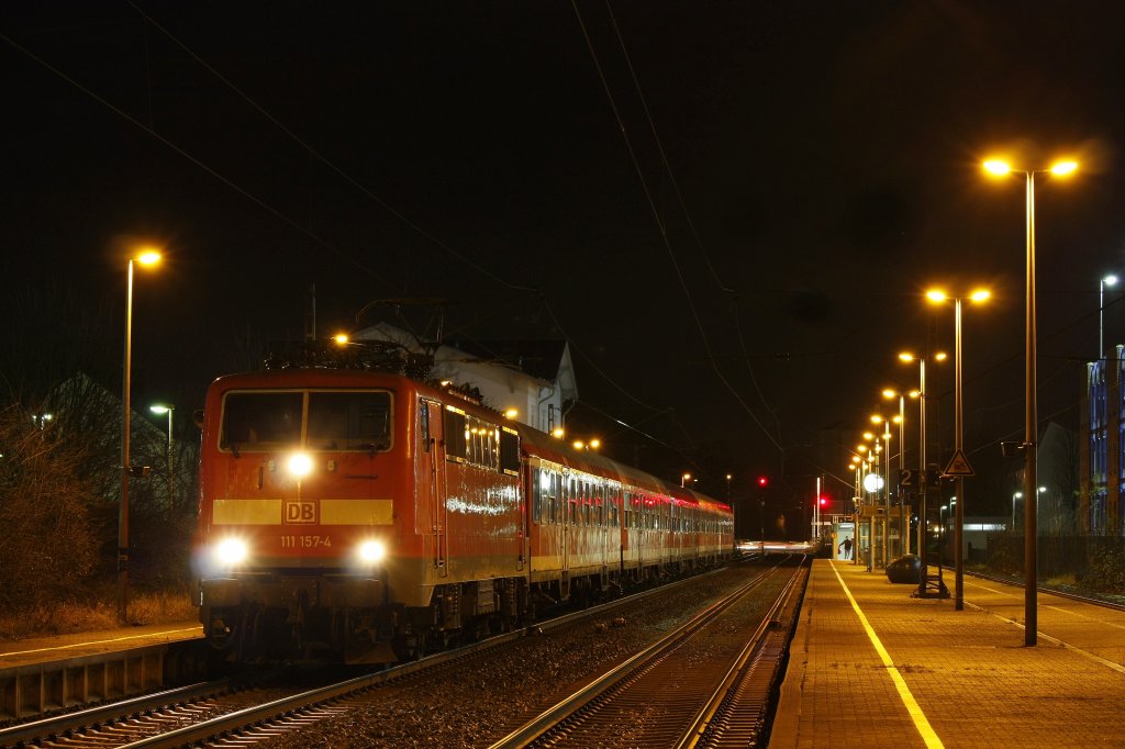 Die 111 157-4 am 20.12.2011 mit einem RE4 Verstrker in Geilenkirchen.