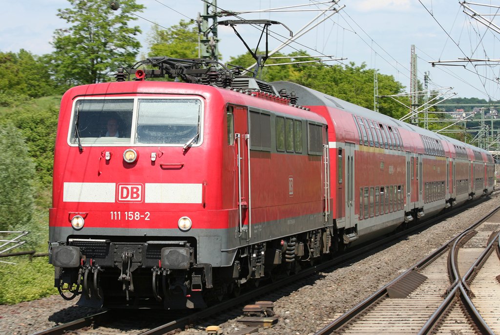 Die 111 158-2 zieht den RE4 von Dortmund nach Aachen in Wuppertal Vohwinkel am 29.05.2010