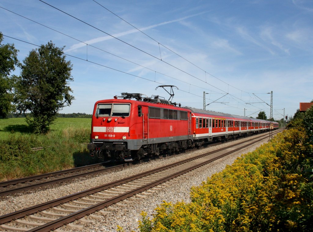 Die 111 159 mit einer RB nach Salzburg am 14.08.2011 unterwegs bei Hilperting.