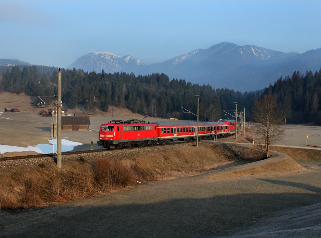 Die 111 159 mit einer RB nach Mittenwald am 04.04.2013 unterwegs bei Klais.