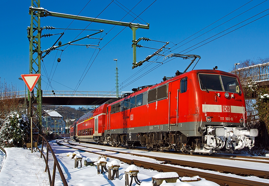Die 111 160-8 schiebt den RE 9 (rsx - Rhein-Sieg-Express) Siegen - Kln - Aachen am 13.03.2013 in den Bahnhof Betzdorf/Sieg.