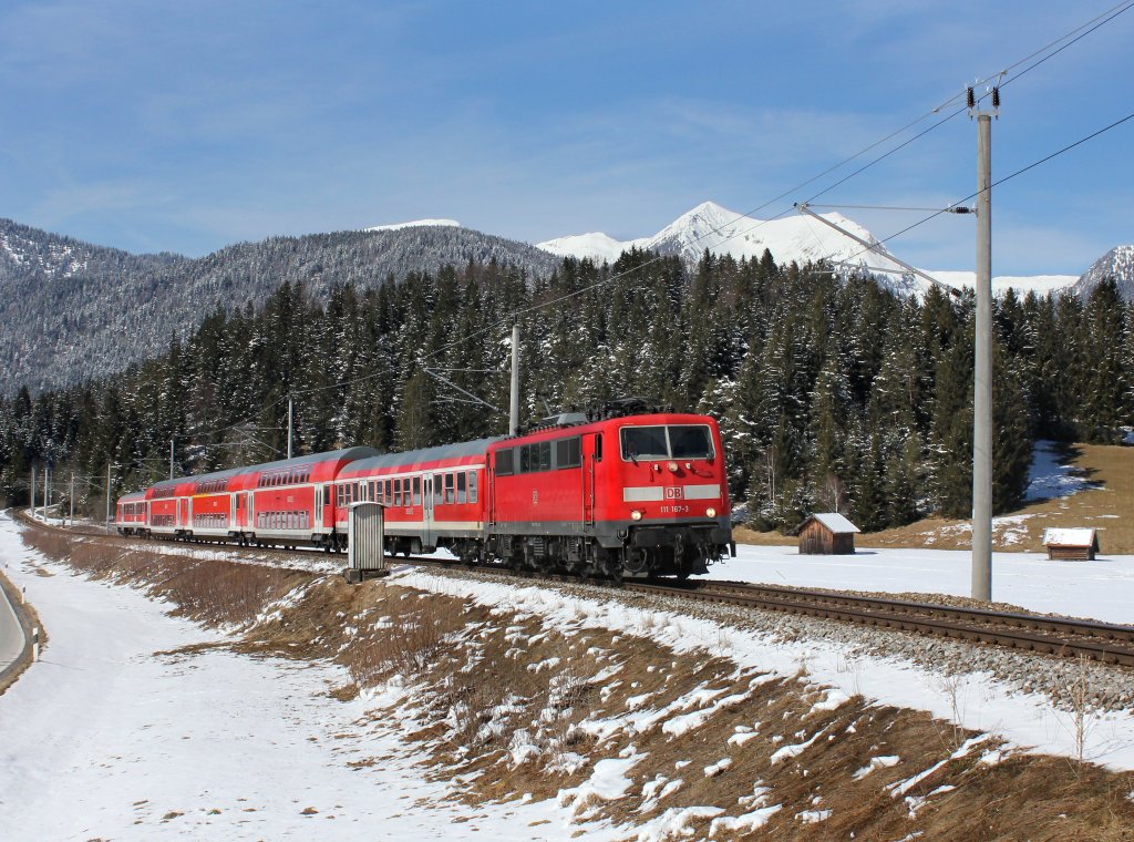 Die 111 167 mit einer RB nach Mittenwald am 16.03.2013 unterwegs bei Klais.