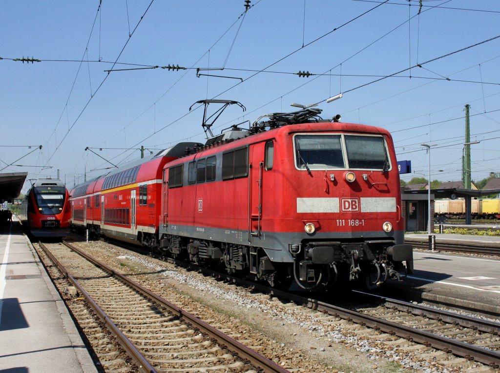 Die 111 168 am 22.04.2011 mit einem RE nach Salzburg bei der Ausfahrt aus Freilassing. 