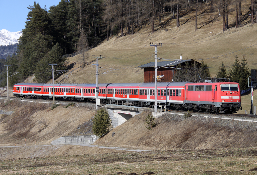 Die 111 1749 mit RB von München nach Innsbruck in Reith am 16.03.2013