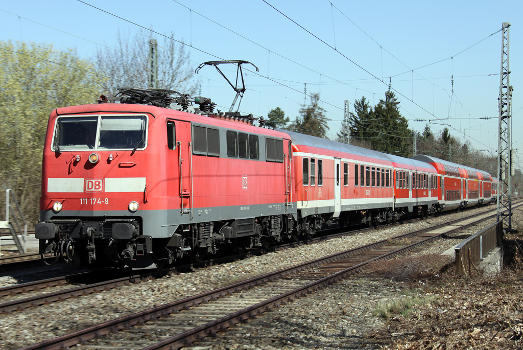 Die 111 174-9 mit der RB von Mnchen nach Mittenwald in Lochham am 15.04.2013