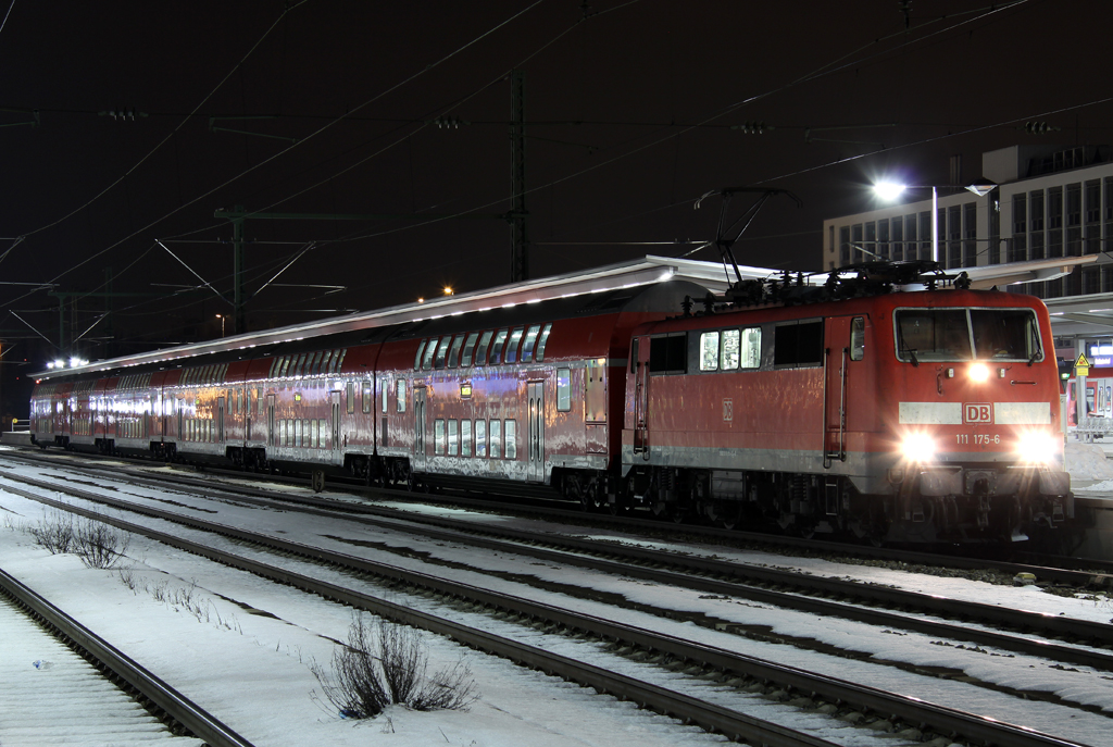 Die 111 175-6 mit RE von Mnchen nach Salzburg in Mnchen Ost am 02.03.2013