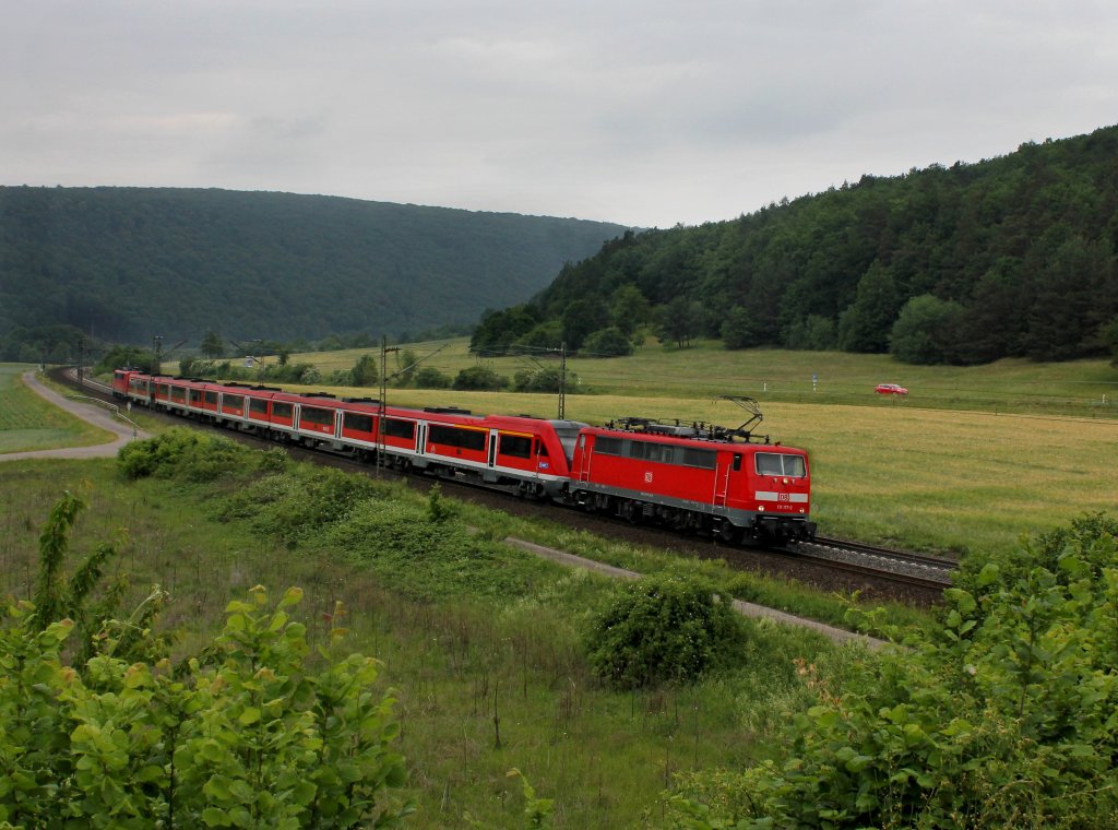 Die 111 177 mit einem RE nach Wrzburg  am 02.06.2012 unterwegs bei Harrbach.