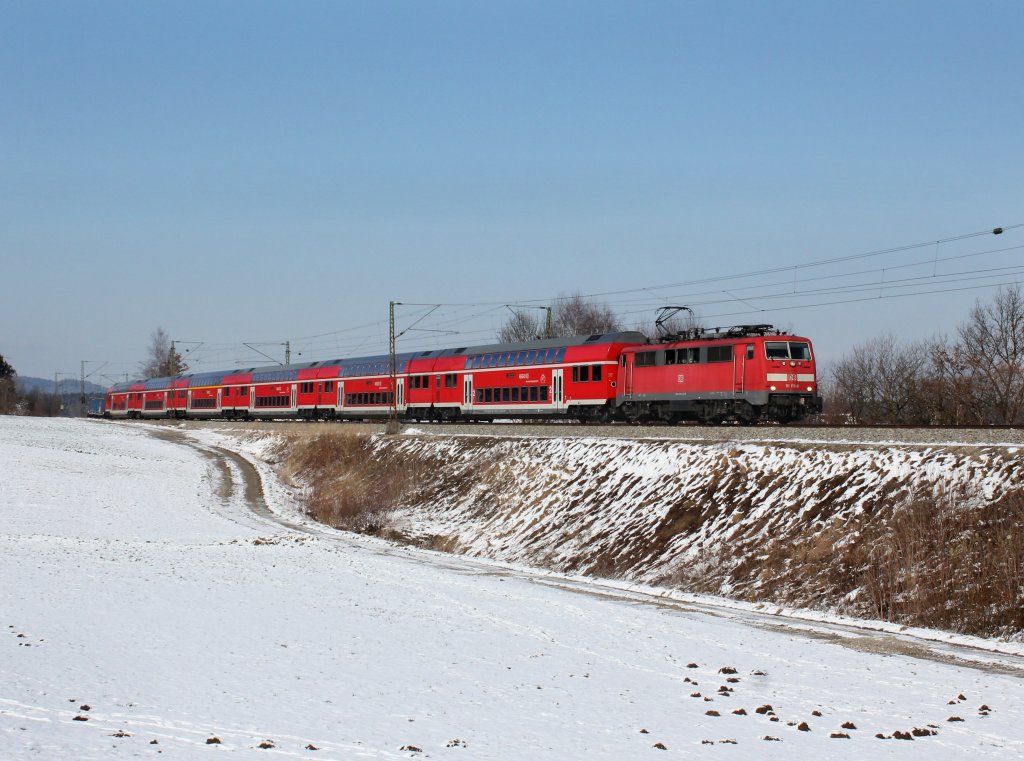 Die 111 179 mit einem RE nach Salzburg am 10.02.2013 unterwegs bei Ostermnchen.
