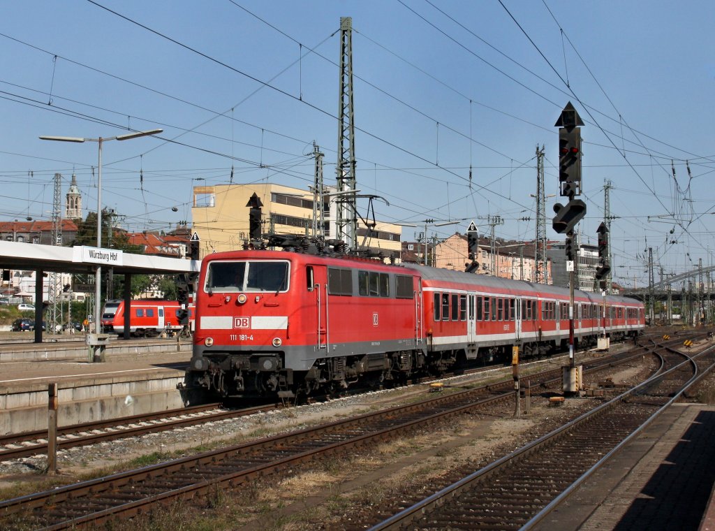 Die 111 181 mit einer RB am 24.08.2009 bei der Einfahrt in den W�rzburger Hbf.
