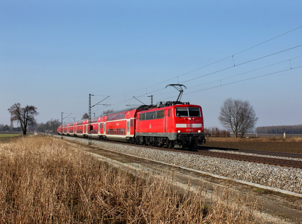 Die 111 187 mit einem RE nach Passau am 03.03.2013 unterwegs bei Langenisarhofen.