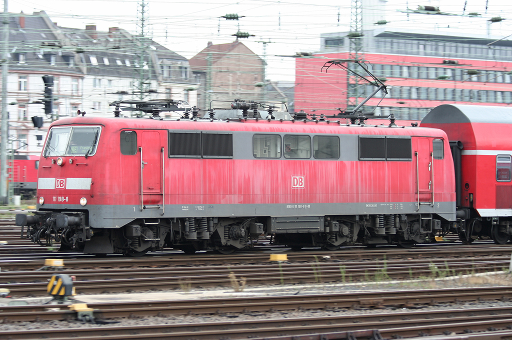 Die 111 198-8 zieht einen RE in Frankfurt a.M. HBF am 17.08.2010