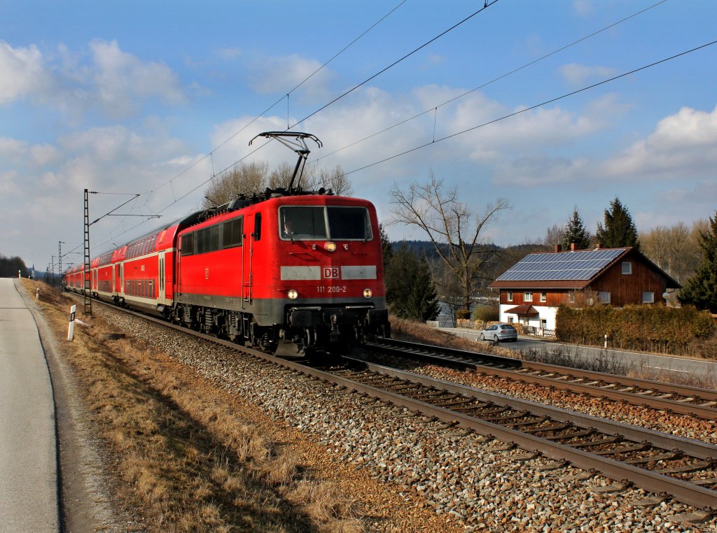 Die 111 200 mit einem RE nach Passau am 25.02.2012 unterwegs bei Vilshofen.
