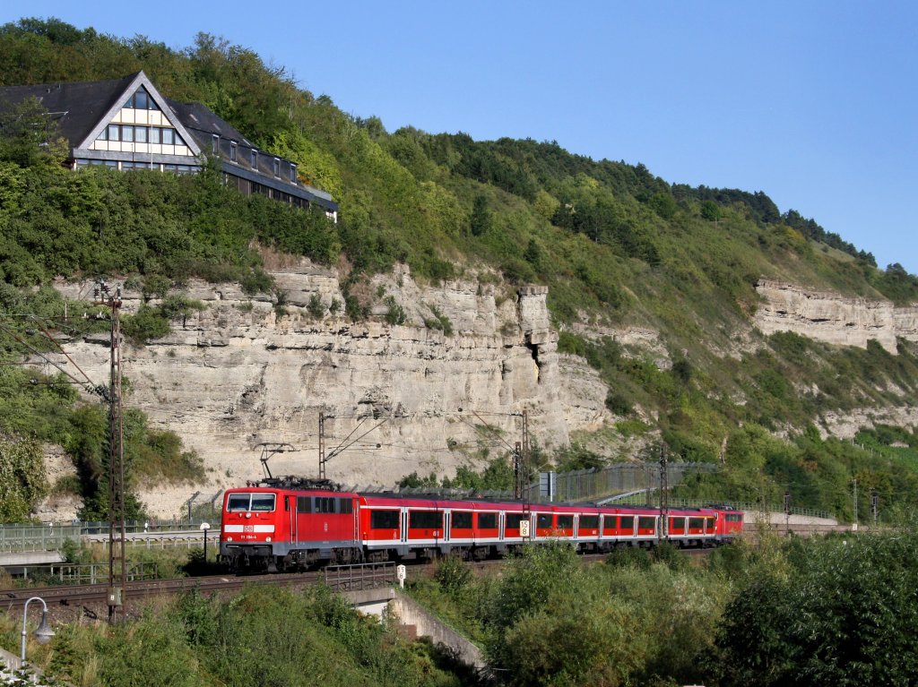 Die 111 204 mit einem RE nach Frankfurt am 20.08.2011 unterwegs bei Retzbach-Zellingen. 