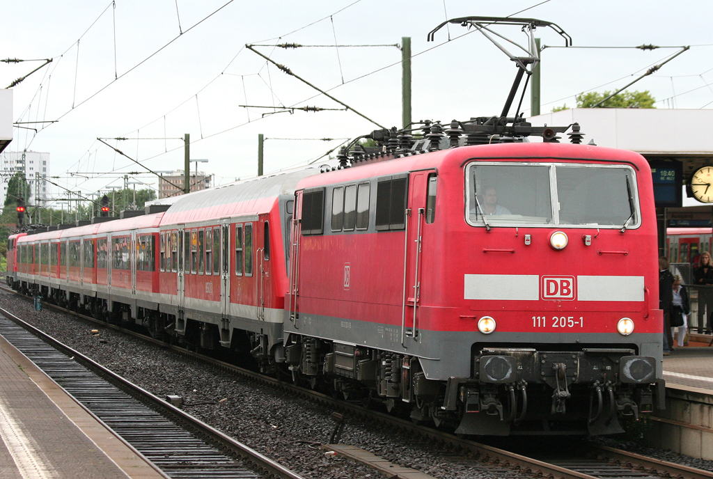 Die 111 205-1 f�hrt einen RE mit 111 206-9 und defektem Wittenberger im Sandwich durch Frankfurt a.M. S�d am 13.08.2010