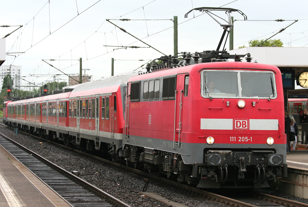 Die 111 205-1 fhrt einen RE mit 111 206-9 und defektem Wittenberger im Sandwich durch Frankfurt a.M. Sd am 13.08.2010