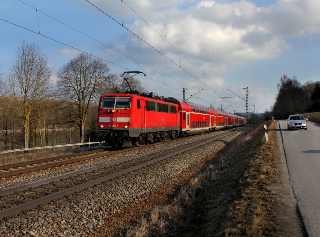Die 111 205 mit einem RE nach Mnchen am 25.02.2012 unterwegs bei Vilshofen.