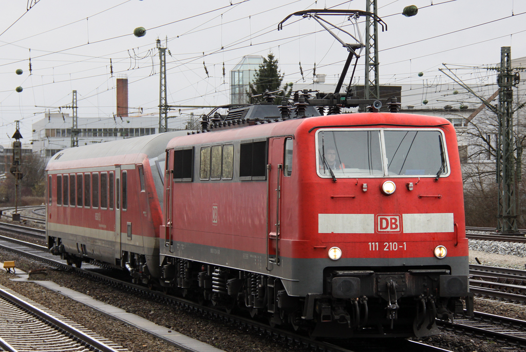 Die 111 210-1 auf Drehfahrt mit einem MN Steuerwagen in Mnchen Heimeranplatz am 02.01.2013
