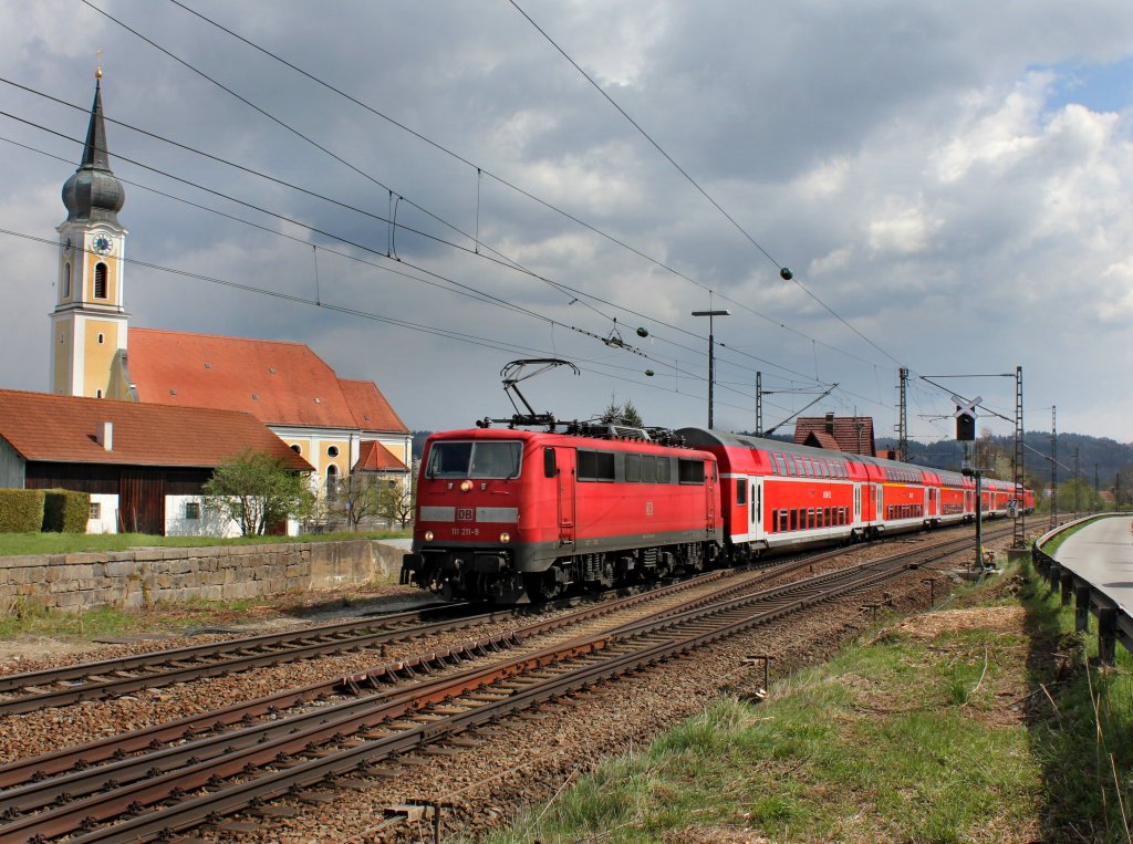 Die 111 211 mit einem RE nach Mnchen am 17.04.2012 unterwegs bei Pleinting.