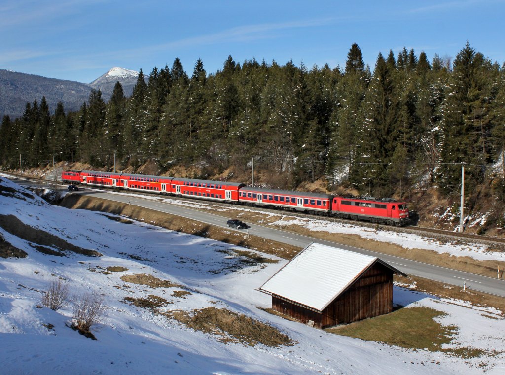 Die 111 211 mit einer RB nach Mittenwald am 16.03.2013 unterwegs bei Klais.