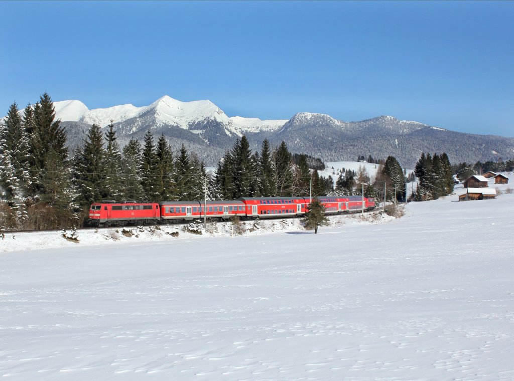 Die 111 211 mit einer RB nach Mittenwald am 16.03.2013 unterwegs bei Schmalenseehhe.